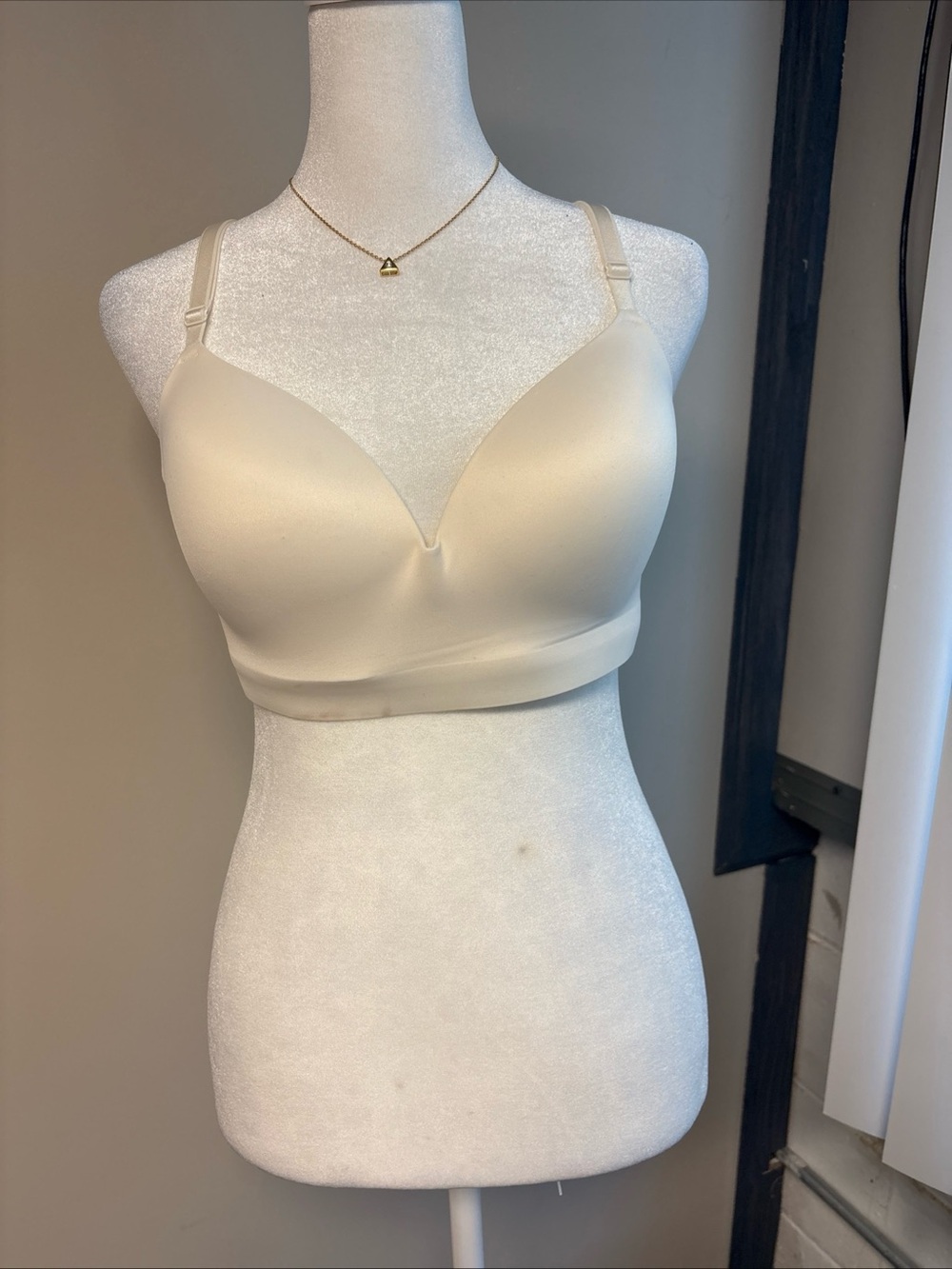 SomaNWT Embliss Wireless Lace J Hook Smooth T-Shirt Bra Ivory Sz 38B MSRP $54